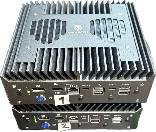Zwei gestapelte Protectli Mini-PC Nodes, schuhschachtelgroß, Labels 1 und 2